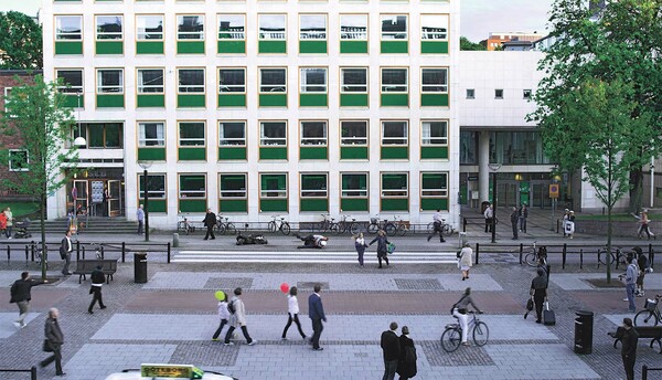 Regardez Incident by a Bank de  Ruben Östlund